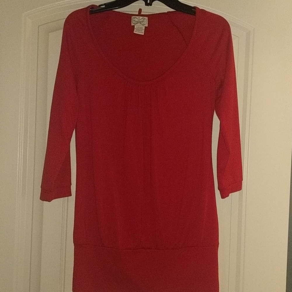 Red 3/4 sleeve shirt